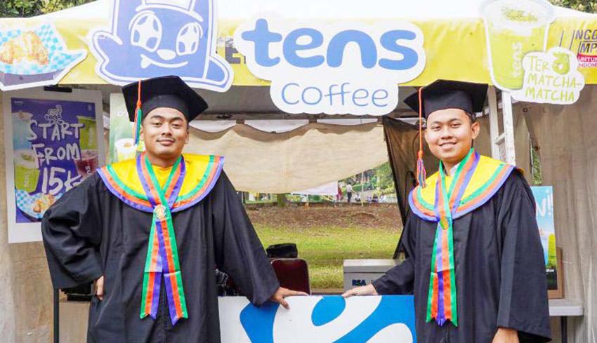 - Menjual kopi dan es krim saat membaca