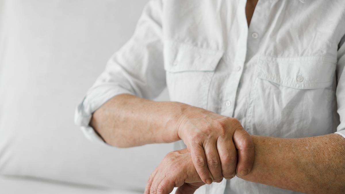 Tidak hanya gemetar, ini adalah gejala asli dari kesehatan Parkinson yang sering...