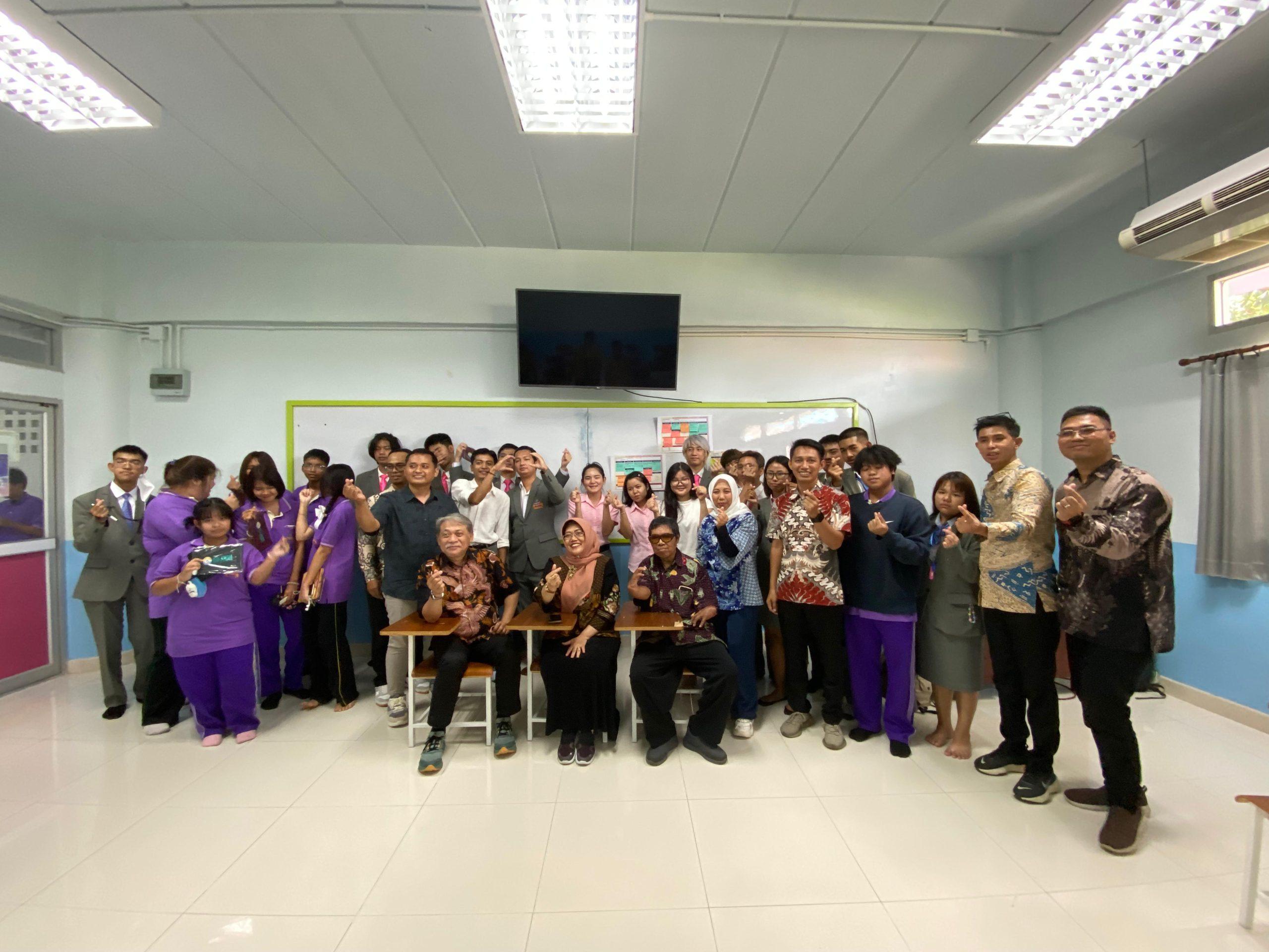 Pelatihan USA Februari TGBC Thailand Siswa membangun masalah kreatif dan etika